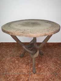 Masa cu picior sculptat din lemn inpletit