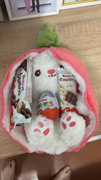 Заяц в клубнике и внутри Киндеры тренд сезона