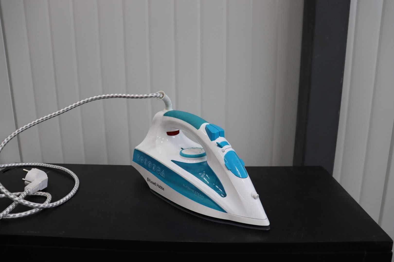 Парна ютия Russell Hobbs Supreme Steam Pro 2600W, 140 г/мин ПРОМОЦИЯ!