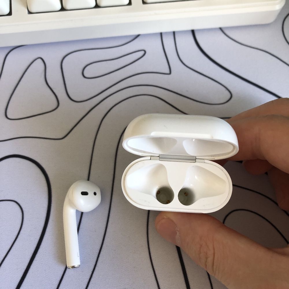 Airpods 2 (кейс и левый наушник)
