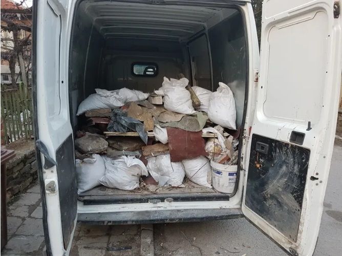 Извозване изхвърляне строителни отпадъци мазета тавани чистене боклук