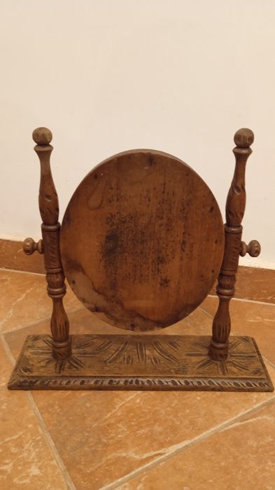 Oglinda traditionala de masa din lemn foarte veche, sculptata manual