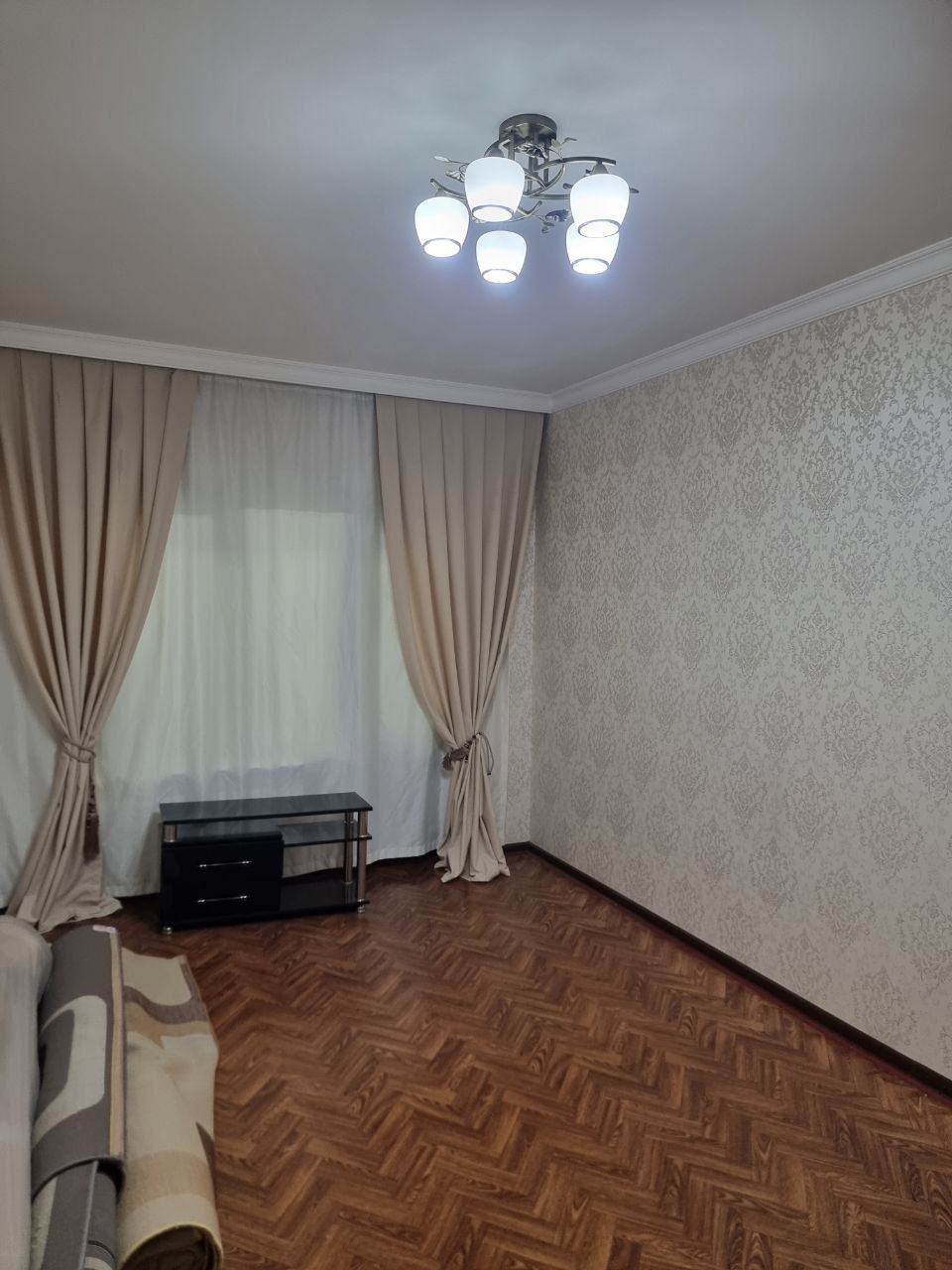 Сдам Квартиру 3 ком на Сергели 5 1 этаж