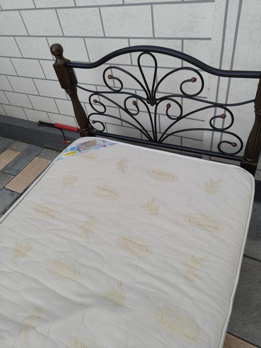 Продам кровать с матрасом в комплекте. Состояние отличное, почти новое