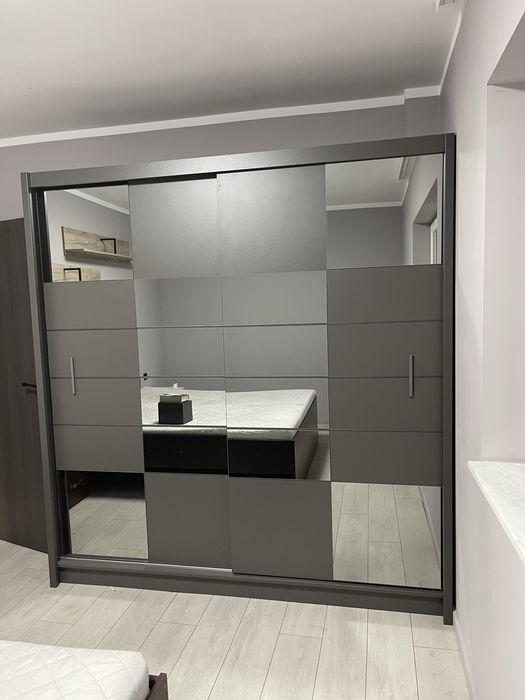 Dulap cu usi culisante din pal cu oglinzi