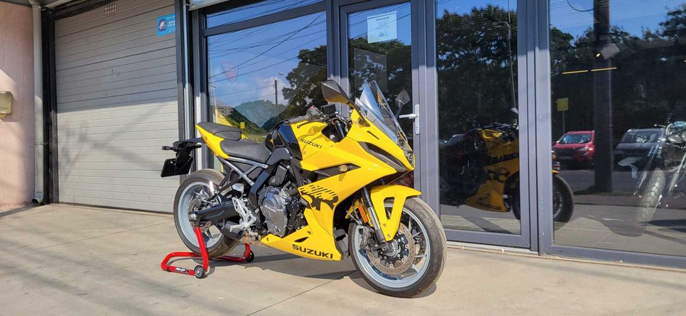 HobbyMoto vinde Suzuki GSX 8R 2025 / 1.500 km, garantie 2027