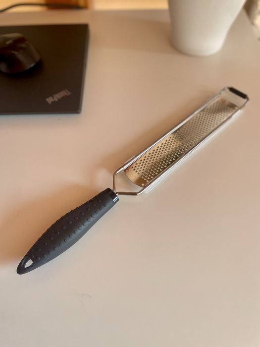 Ренде за сирене с дръжка