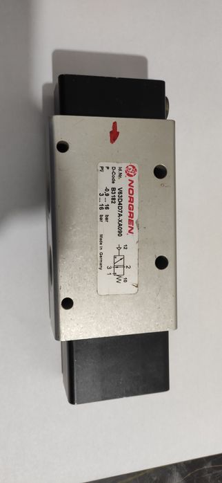 Distribuitor pneumatic cu comanda externa