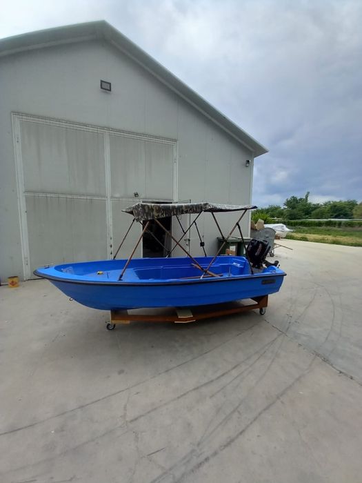 Barcă cu motor de vânzare – gata de ieșit pe apă!