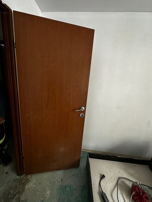 Vand doua usi utilizate aproape noi