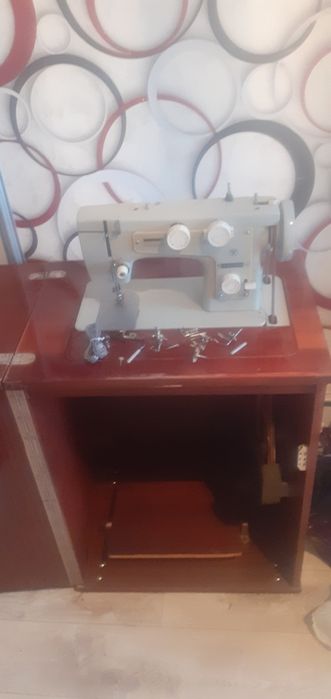 Продам швейную машинку б/у рабочая исправно.