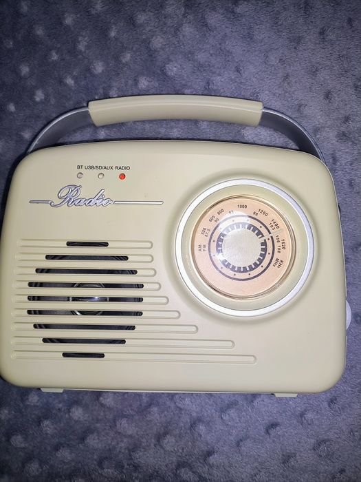 Продавам ретро радио