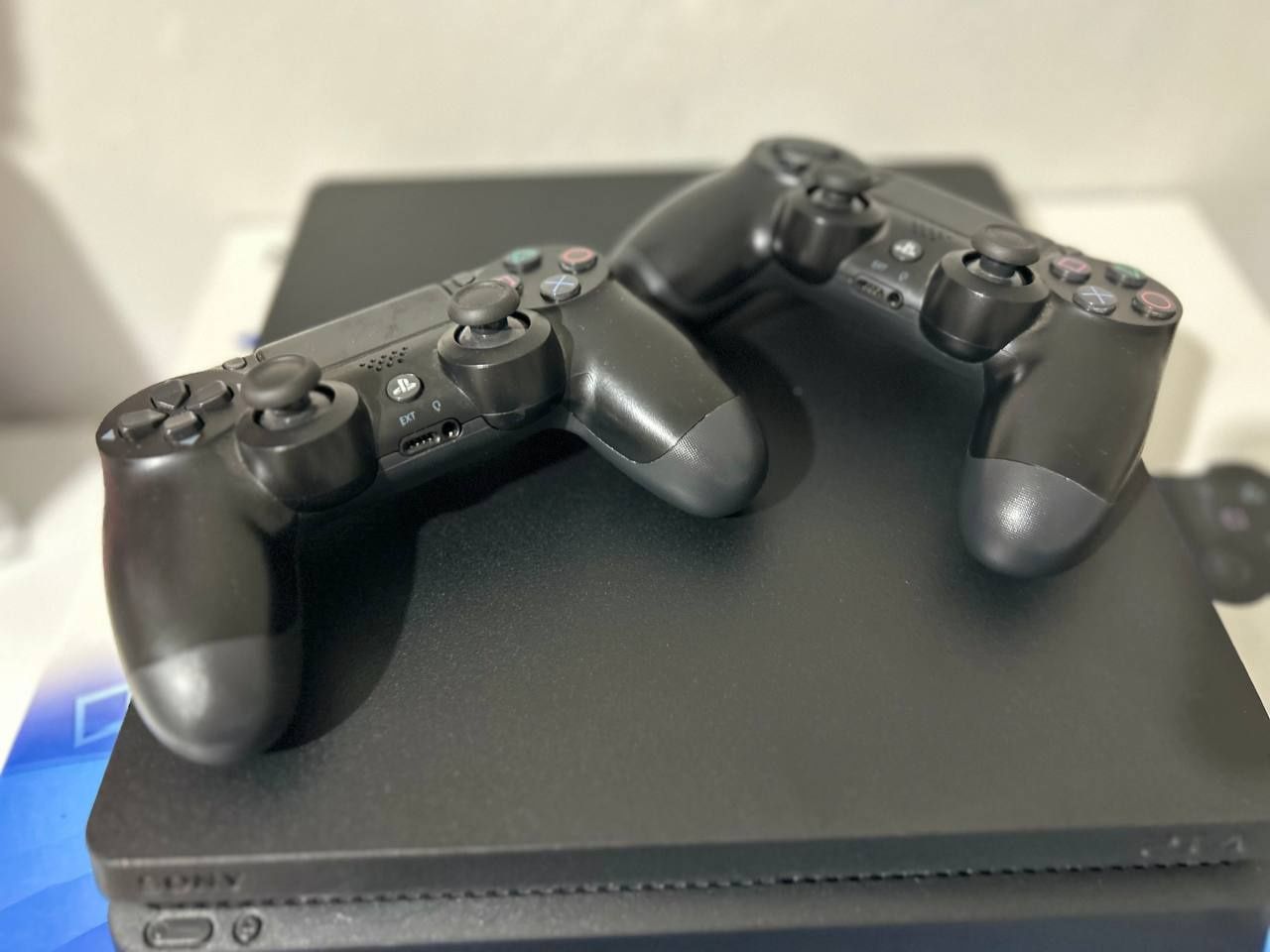 Продам приставку PS4 в идеальном состоянии