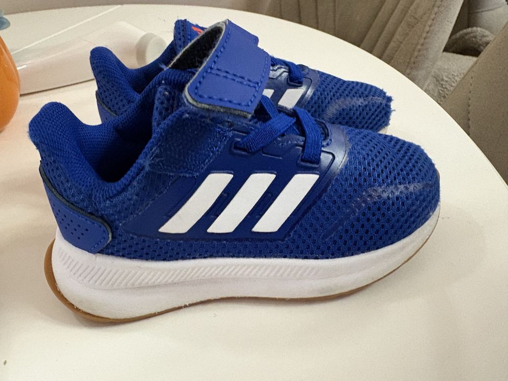 Подаряват се! Детски обувки Adidas
