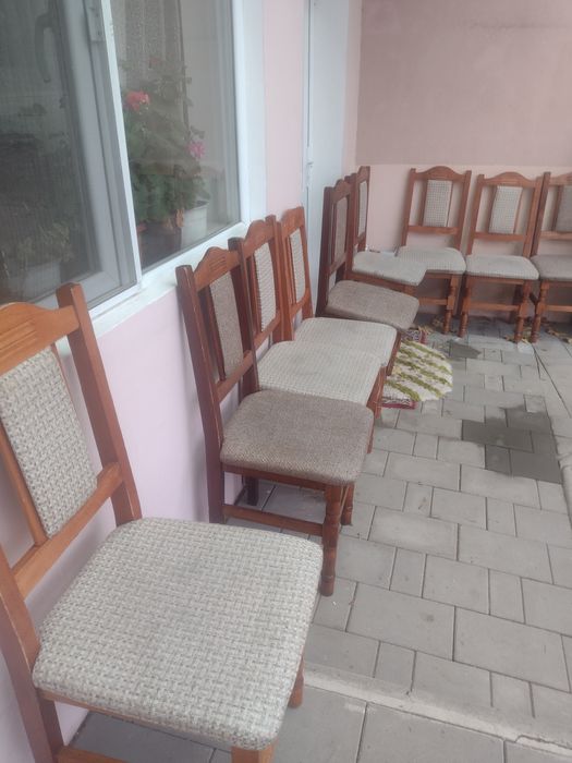 Mese și scaune din lemn masiv