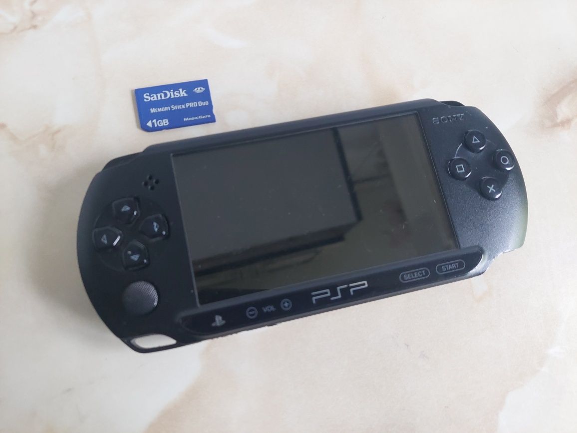 Vând Sony PSP E1004 Street Black (nu se mai aprinde) + card 1GB BONUS
