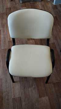 Офисные белые стулья