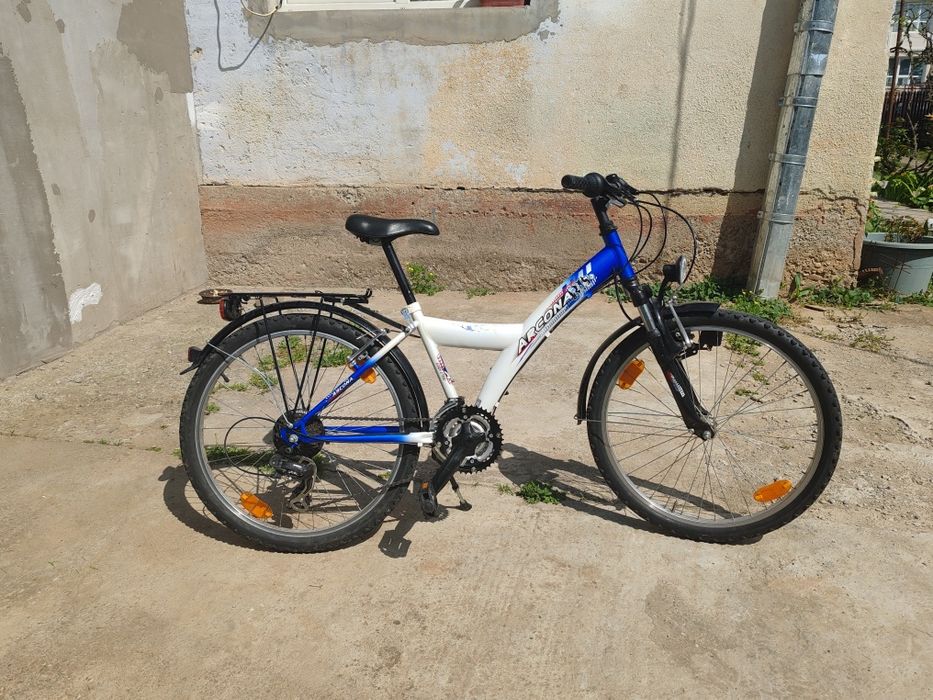 Bicicleta cu echipament Shimano pentru copii intre 8-12 ani.