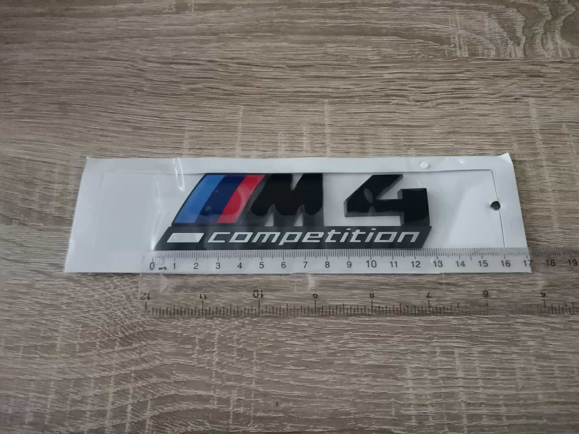 черна емблема BMW M4 Competition