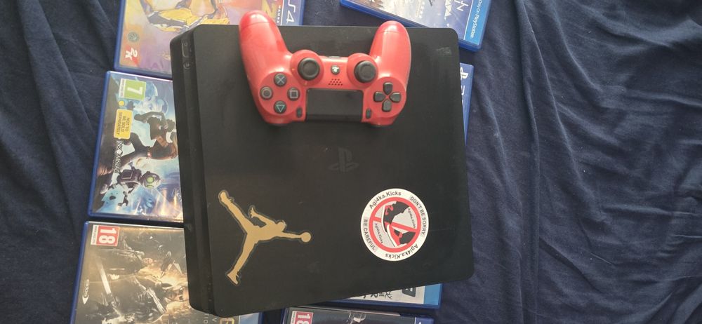 Продавам ps 4 с контролер и игри