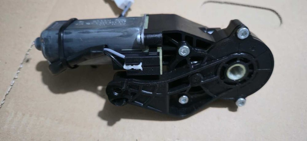 Motoras scaun dreapta fata MERCEDES-BENZ C-CLASS W204 OEM 0390203207