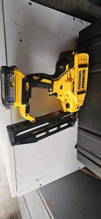 Pistol cuie Dewalt Dcn 662