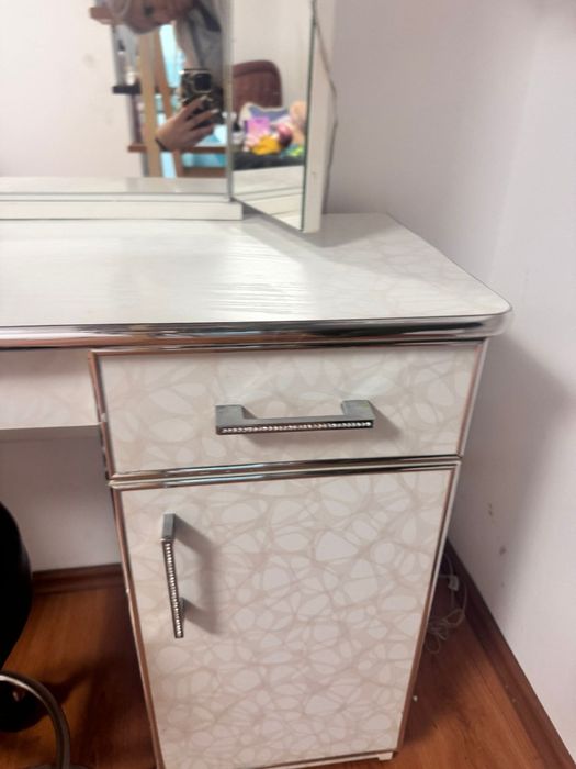 Masă de toaletă cu oglinda