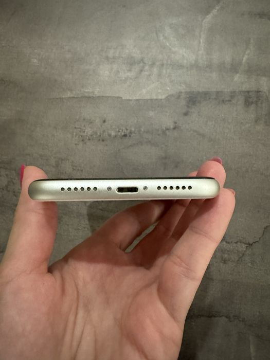 Iphone 11 64gb бял