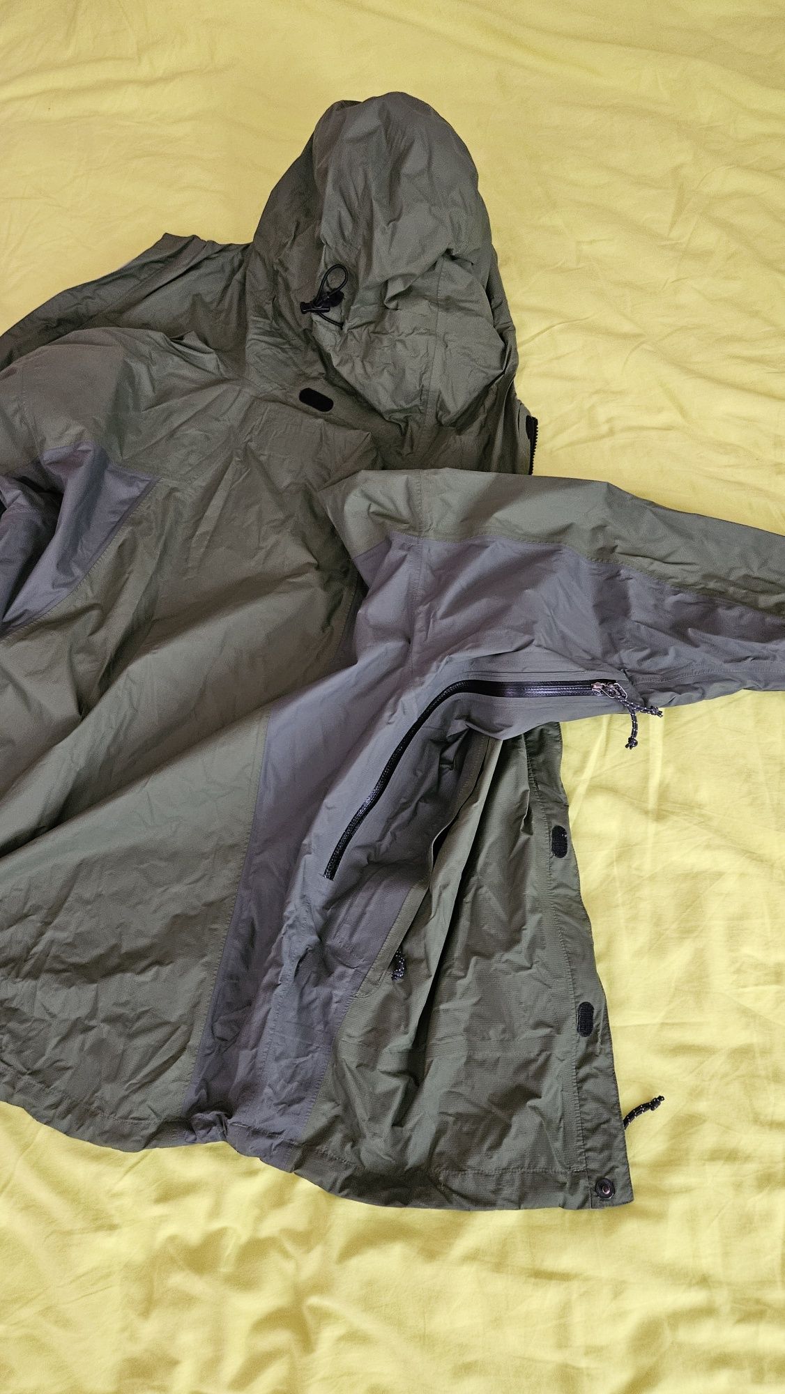 Mountain Hardwear Gore-tex paclite ; Columbia