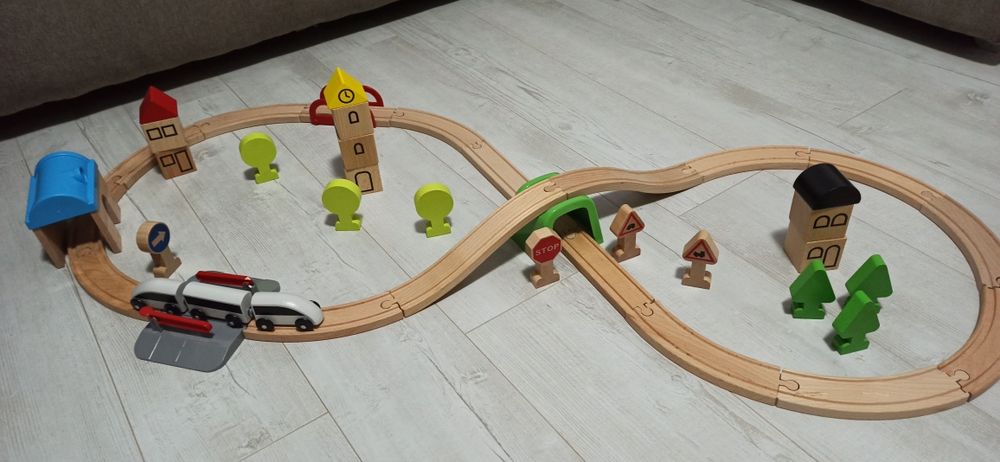 Jucării din lemn: șine de tren gară