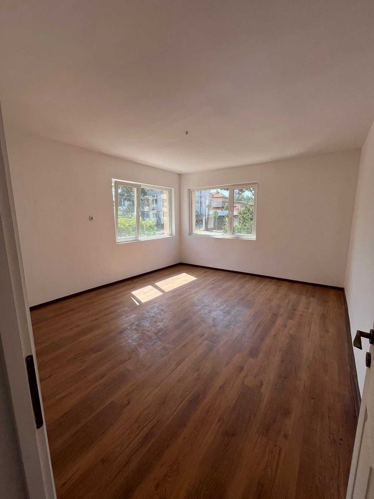Продава се Двустаен апартамент в Добрич, Център - 60 кв.м за 1318 €/кв.м - Снимка #8