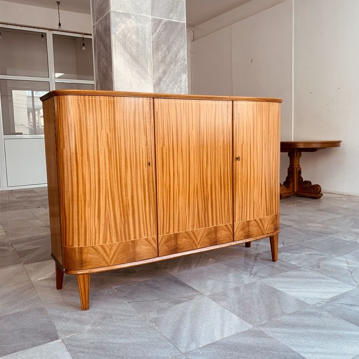 Ретро шкаф с елегантна фурнирована повърхност