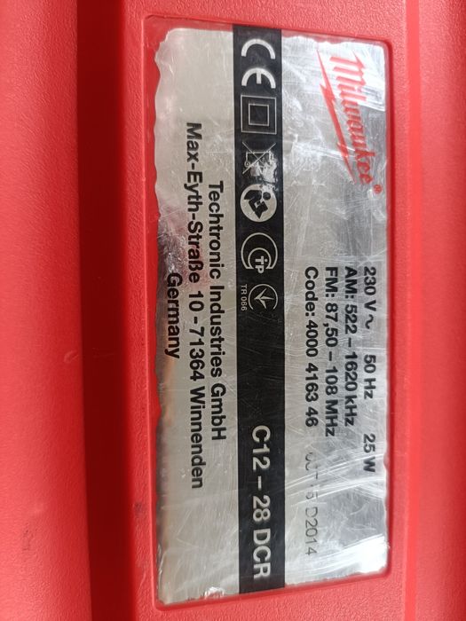 Milwaukee C12 28 DCR radio FM, auxiliar, alimentare 220V si acumulator