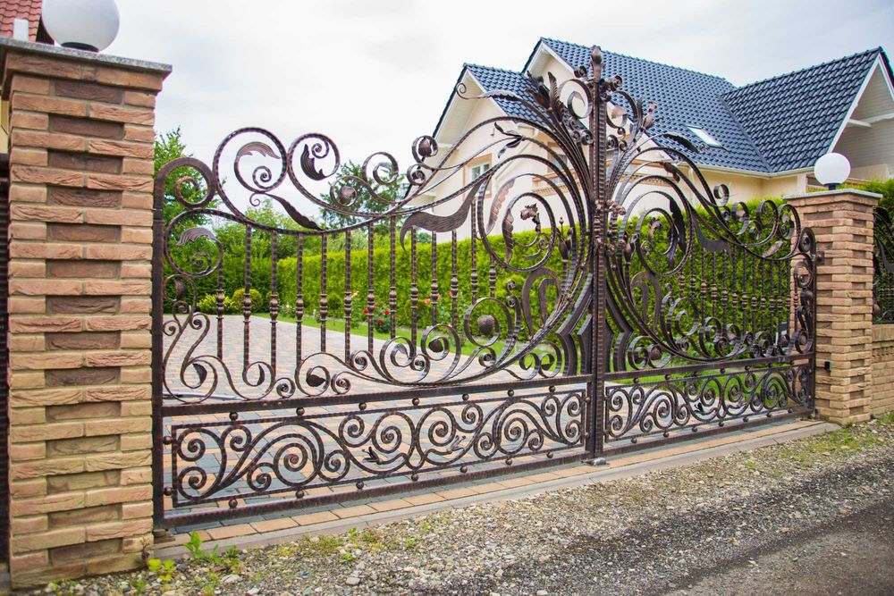 Garduri și porți metalice la comandă – pentru case moderne și elegante