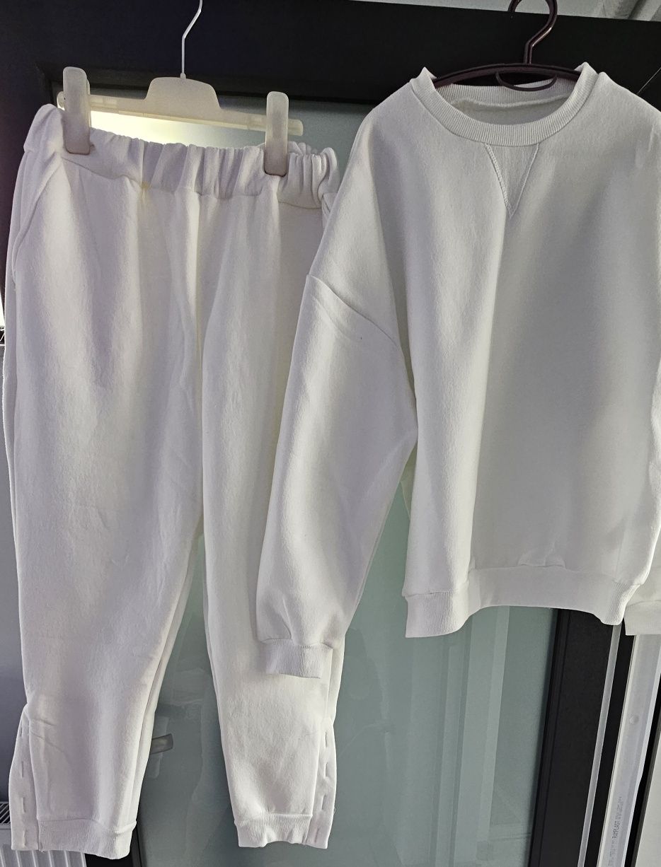 Set pantaloni și pulover alb