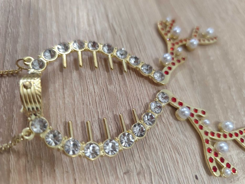 Коледна фиба с еленови рога аксесоар за коса с перли и златни детайли