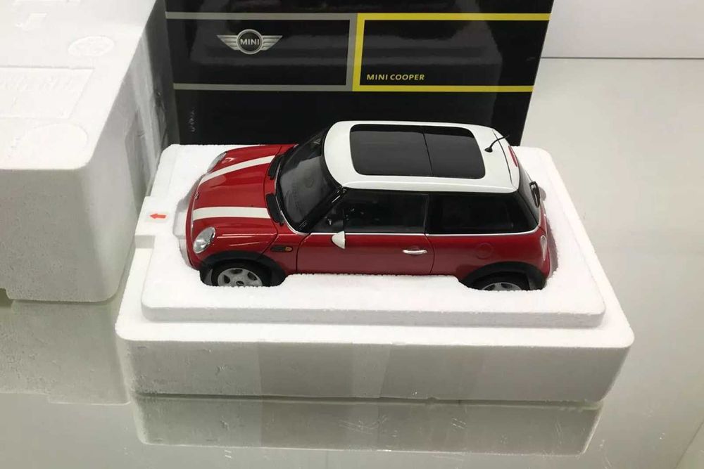 Продавам метална количка MINI Cooper R50 на Kyosho в мащаб 1:18