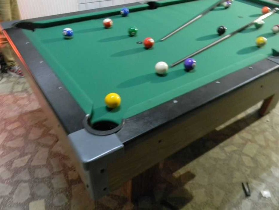 set bile de biliard pentru mese de club, tacuri / postav mese biliard
