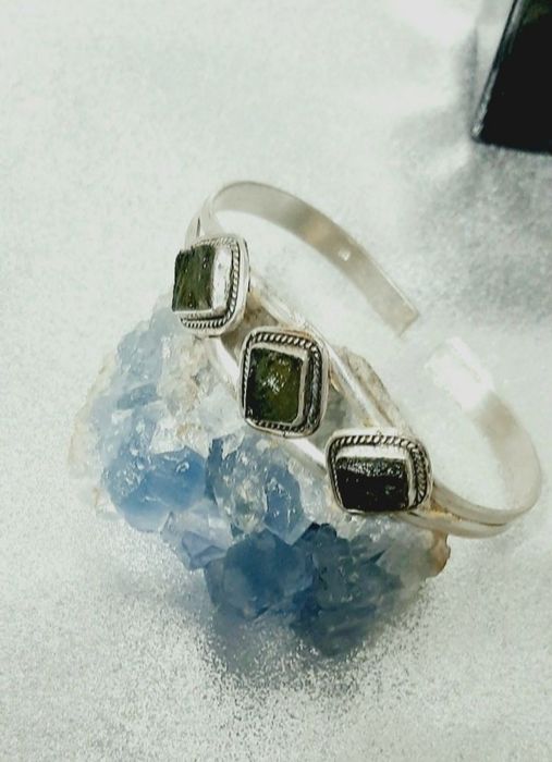 Bratara argint rigida moldavite si charm argint