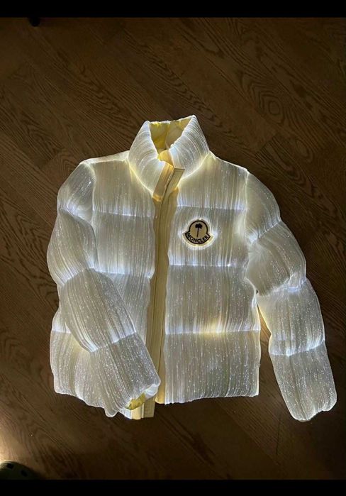 Moncler яке светещо!!!