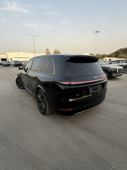 Lixiang Li 9 tra Restyling qoraga oranjeviy 2025-26 model