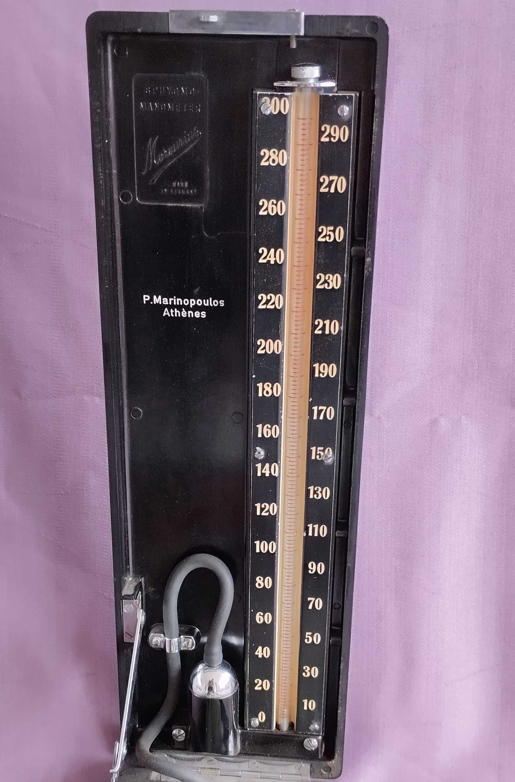 стар, немски апарат за измерване кръвно налягане