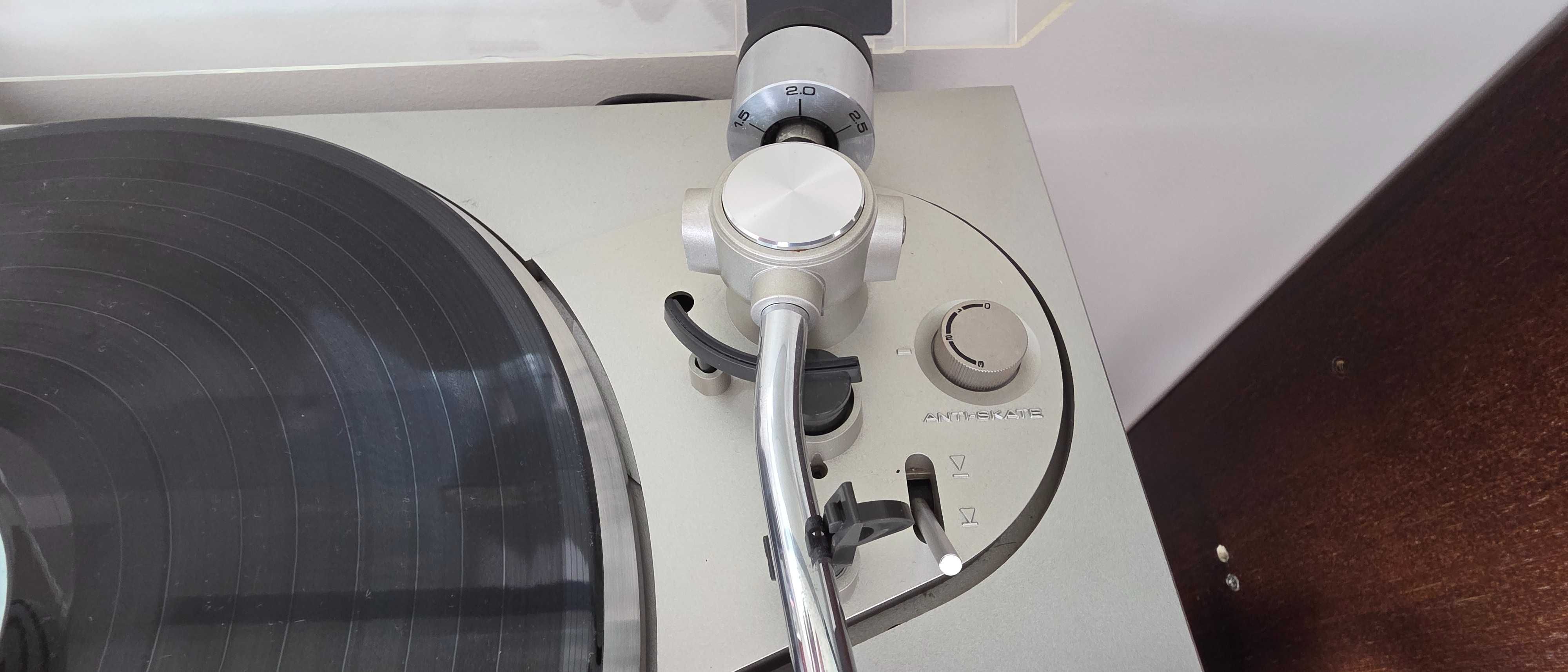 Продавам пефектен грамофон PIONEER PL300
