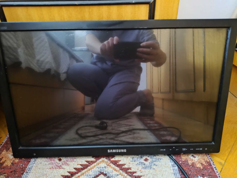 Работещ монитор в добро състояние