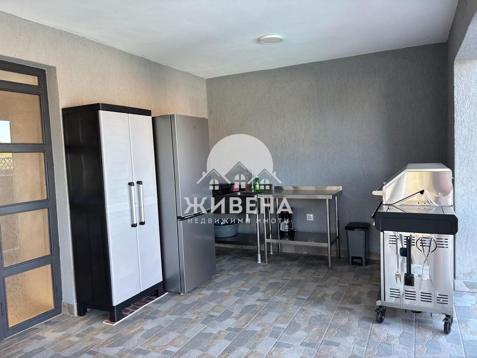 Продава триетажна обзаведена къща в с.Рогачево, площ 300 кв.м