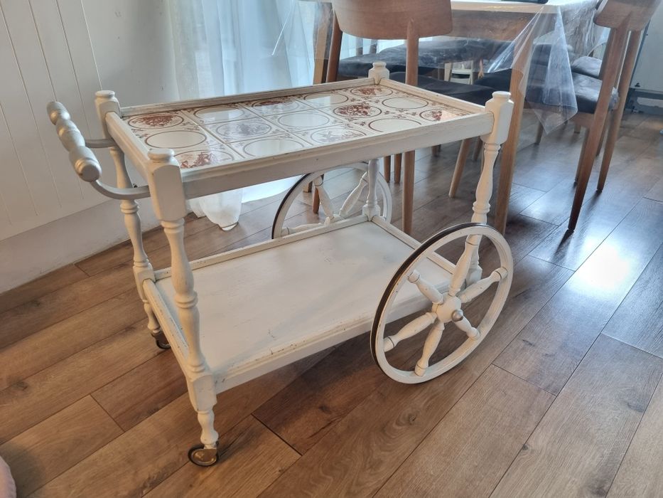 Masuta vintage cu roti