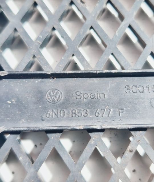 Grila bara fata 6N0853677F Volkswagen VW Polo a 3-a generatie 6N (fac