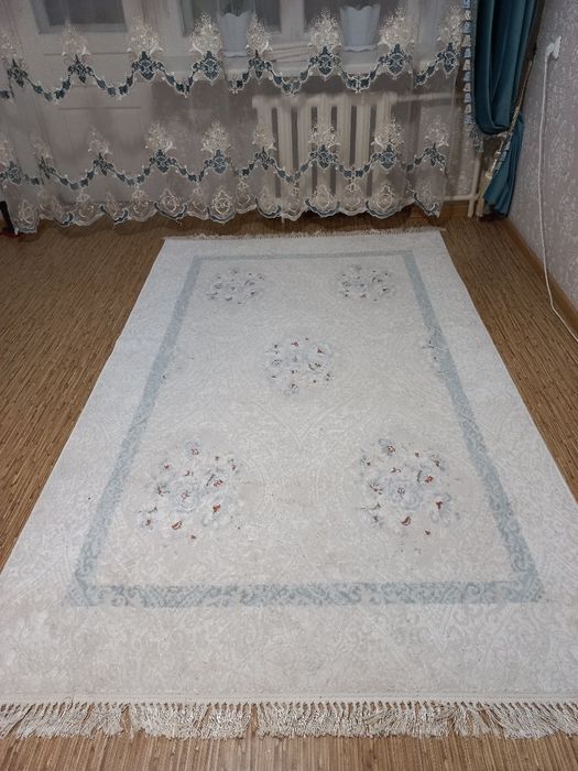 Продам ковер в отличном состояний, натуральный Турция