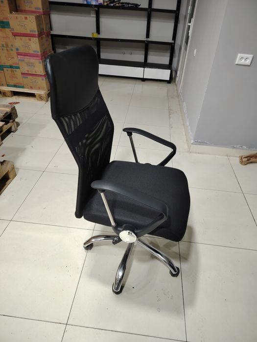 Офисний мебель стол, стул и кресло.