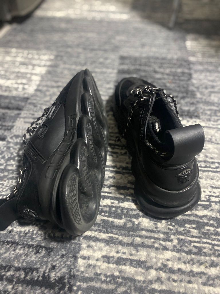 Adidași versace chain reaction